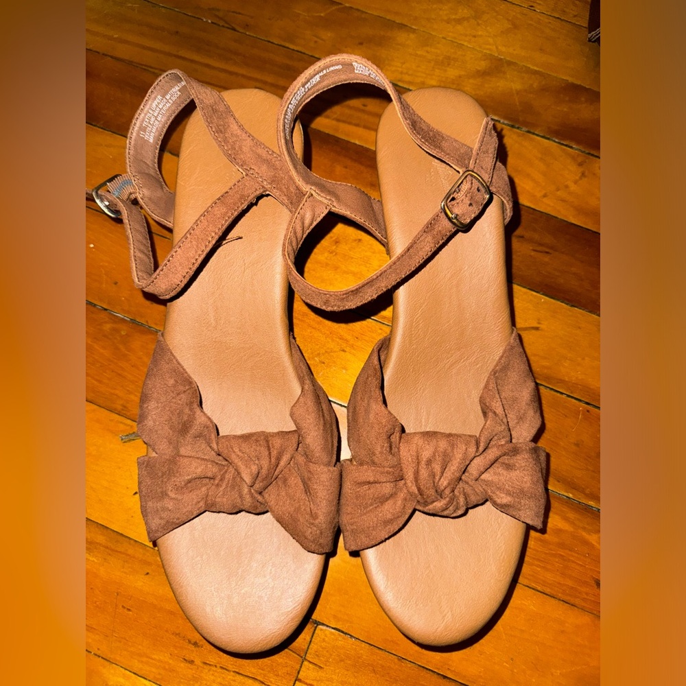 Womens heeled sandals
